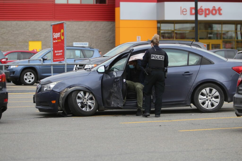 Enquête policière après une collision suivie d’une arrestation à Saint-Constant