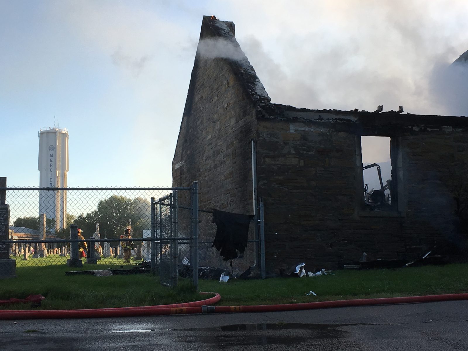 L’église de Mercier brûle
