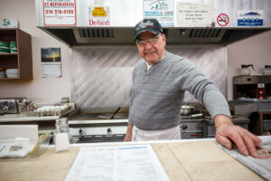 Le propriétaire du resto Chez Bob à Delson range son tablier