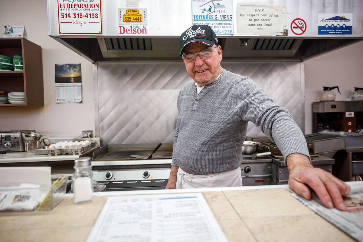 Le propriétaire du resto Chez Bob à Delson range son tablier