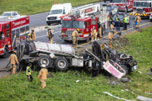 Photos – Un camion se renverse sur l’autoroute 30