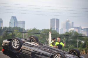 Un véhicule frappe le muret et fait un capotage sur la 132