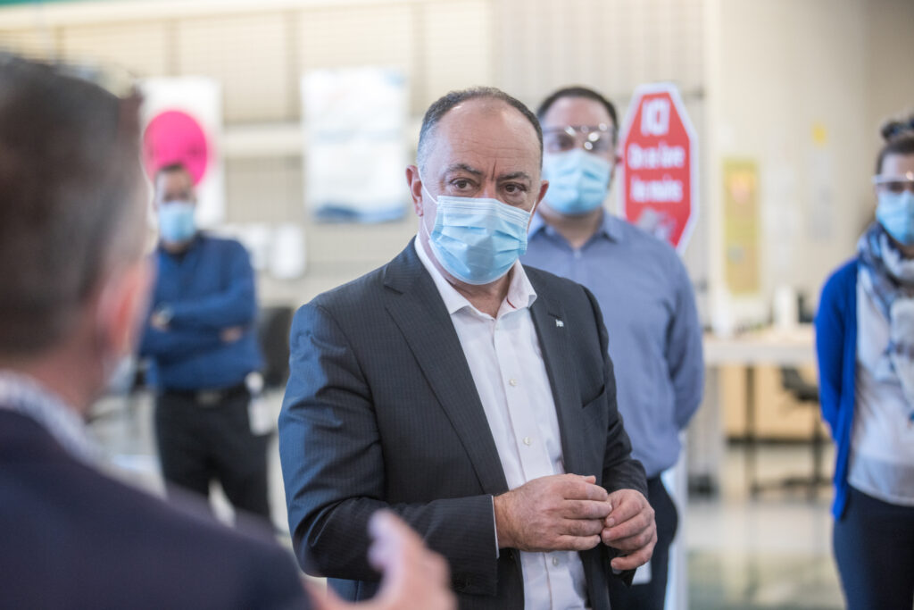 VIDÉOS – Christian Dubé visite la clinique de vaccination à Candiac
