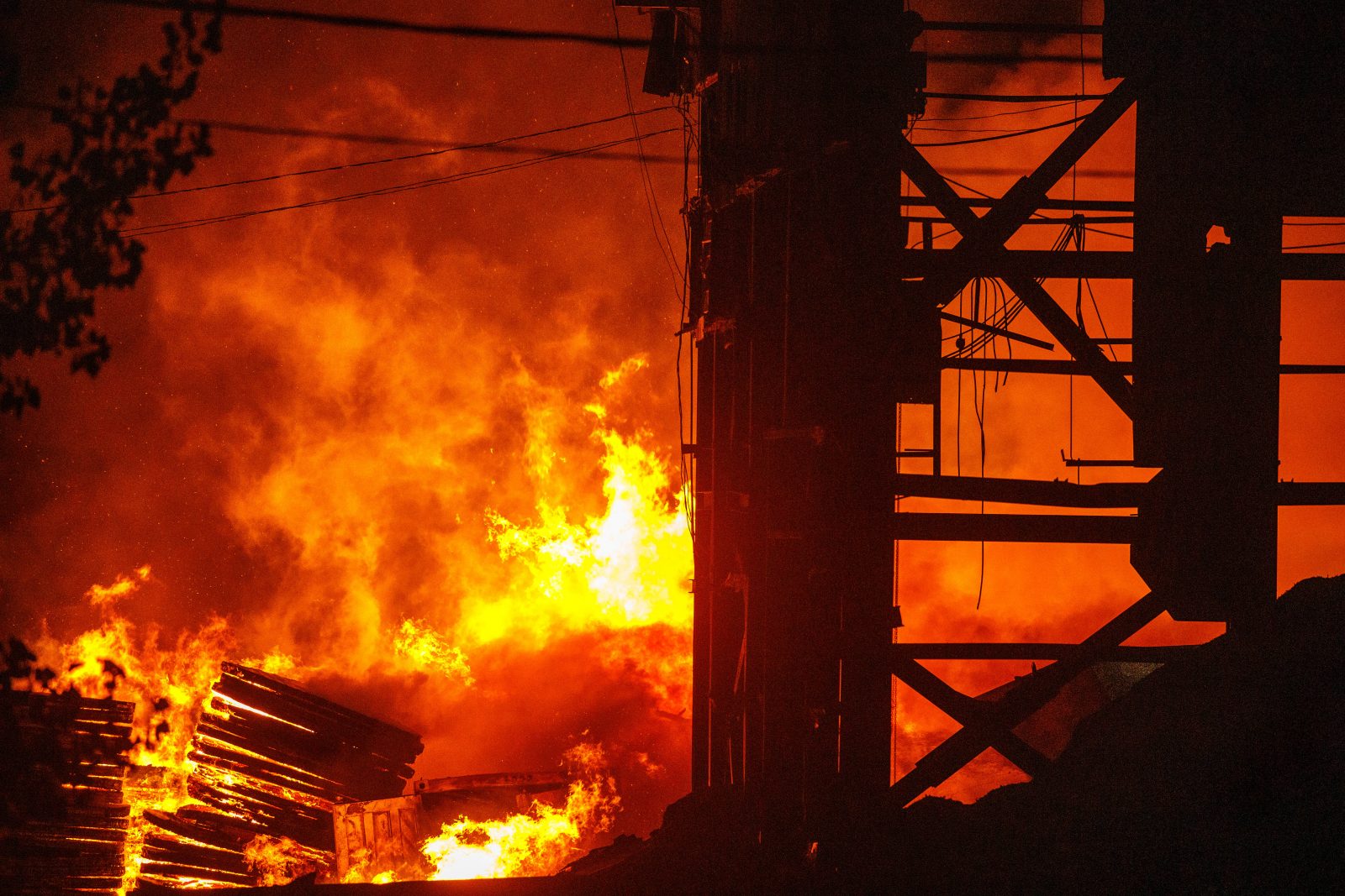 Les pompiers de Saint-Constant appelés pour un incendie à l’usine Kruger à Beauharnois