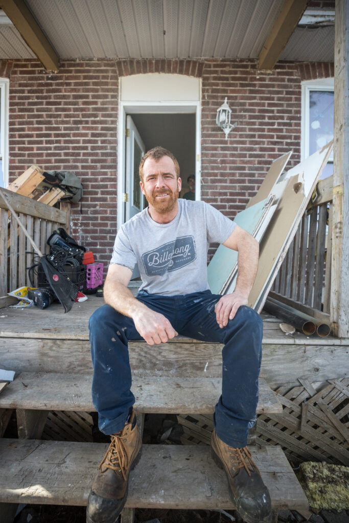 VIDÉOS ET PHOTOS – Sa maison incendiée remise à neuf grâce à la communauté