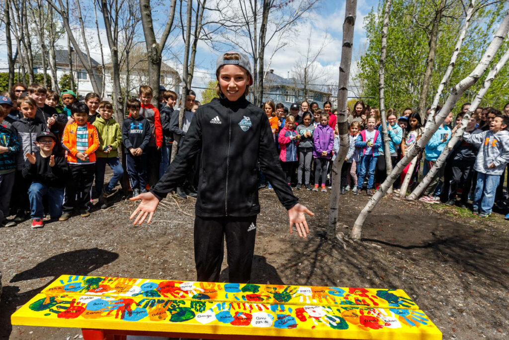 Un banc de l’amitié pour briser l’isolement dans une école à La Prairie
