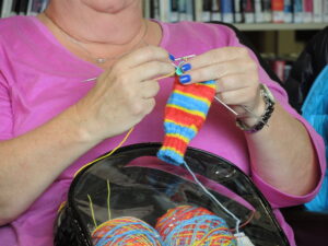 Se tricoter des liens d’amitié