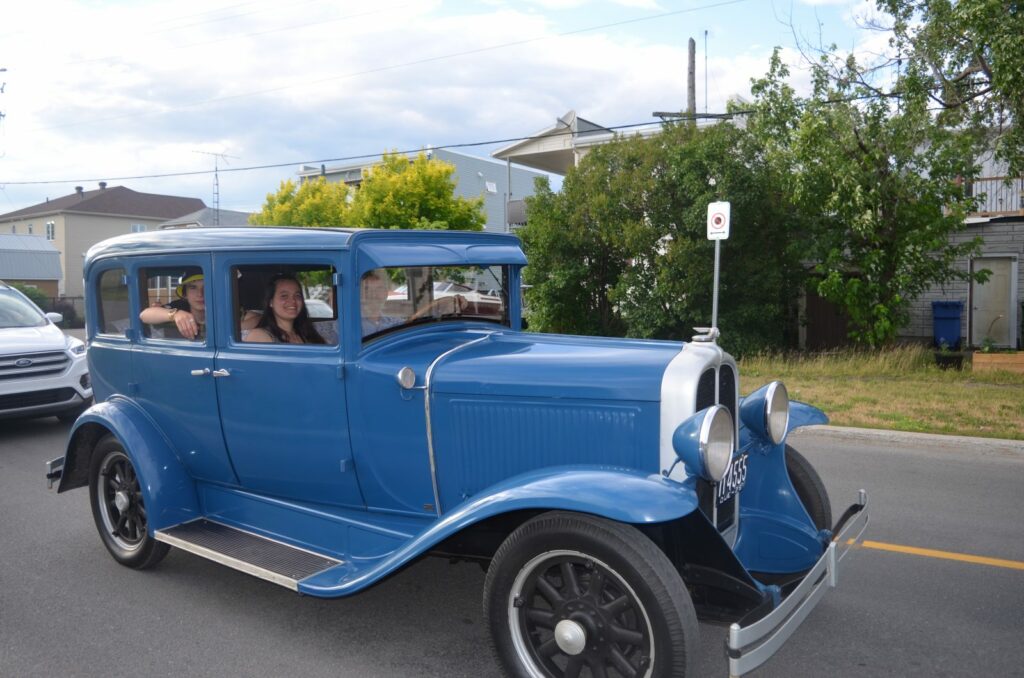 PHOTOS – Les élèves de l’école Pierre-Bédard finissent l’année en voiture !