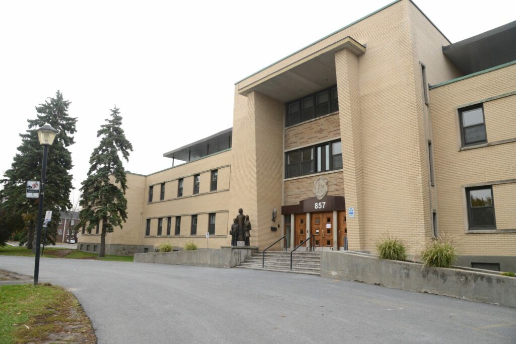 Collège Durocher : un cas de COVID-19 force l’annulation d’une séance photo pour les finissants
