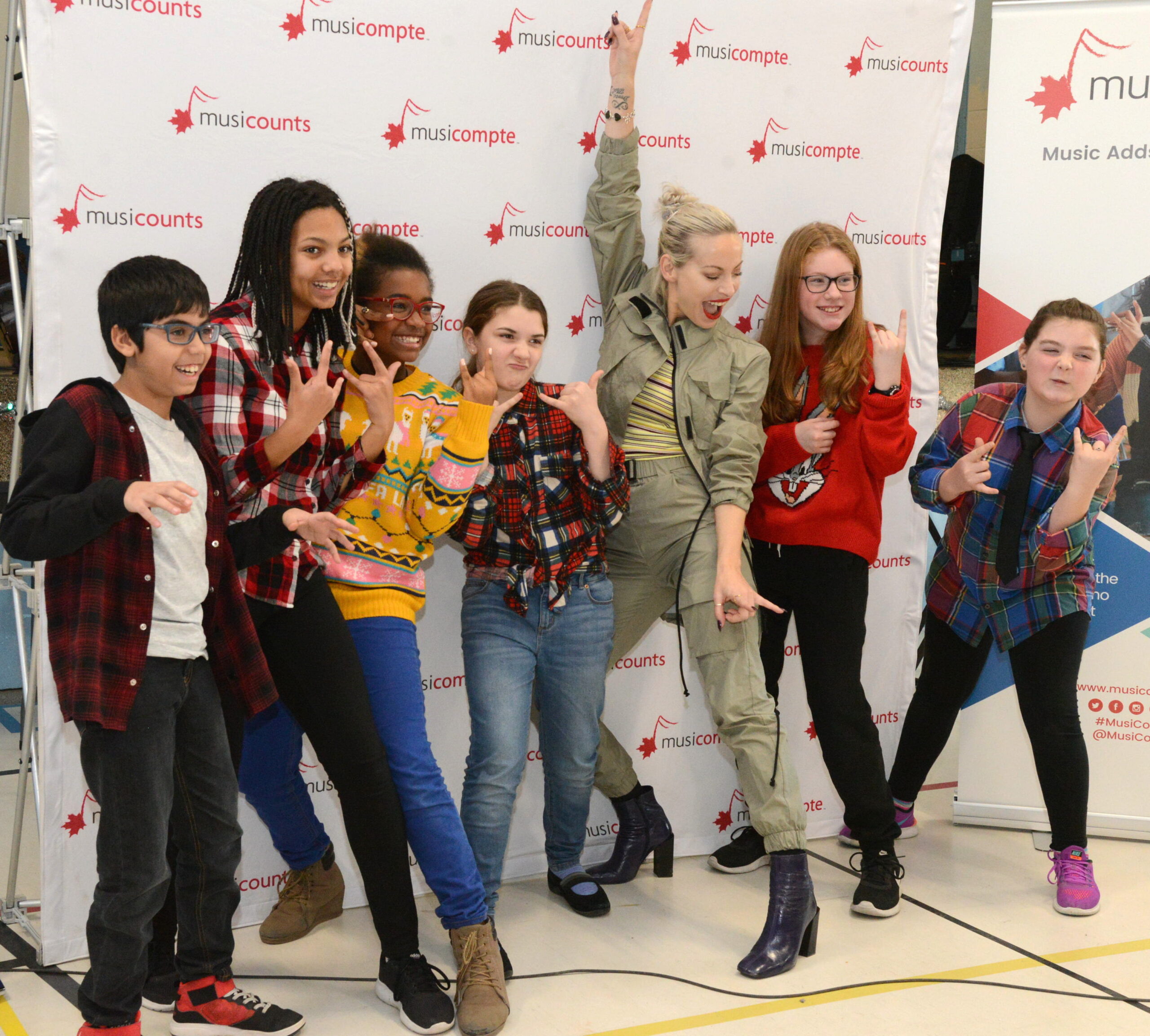 Des élèves reçoivent 11 000 $ et la visite de Marie-Mai