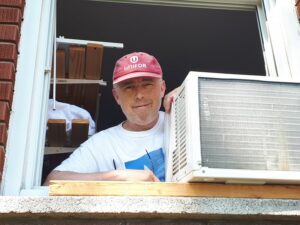 Déménagement: le candidat bloquiste Denis Trudel prête main forte aux familles