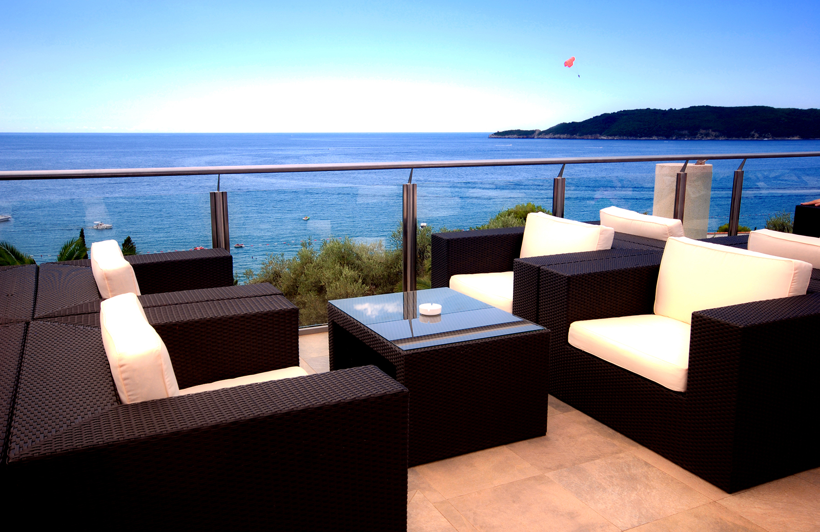 L’importance de bien choisir le mobilier commercial extérieur