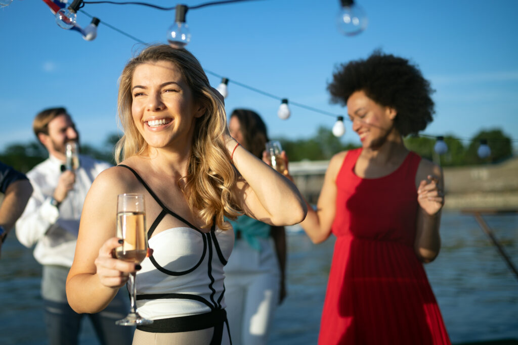 COVID-19 : dehors ou en dedans, c’est 10 personnes maximum chez quelqu&rsquo;un