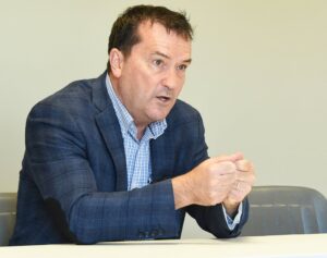 Citoyens coincés à l&rsquo;étranger : le bureau d’Alain Therrien à l’œuvre jour et nuit