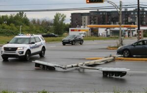 Un autobus percute un feu de circulation
