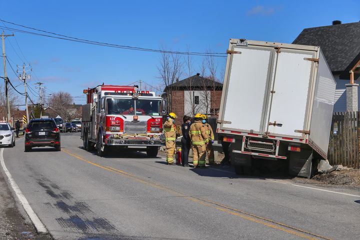 VIDÉO – Une sortie de route provoque une fermeture de rue à Saint-Mathieu