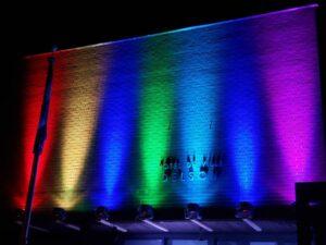 L’hôtel de ville de Delson illuminé aux couleurs de l’arc-en-ciel