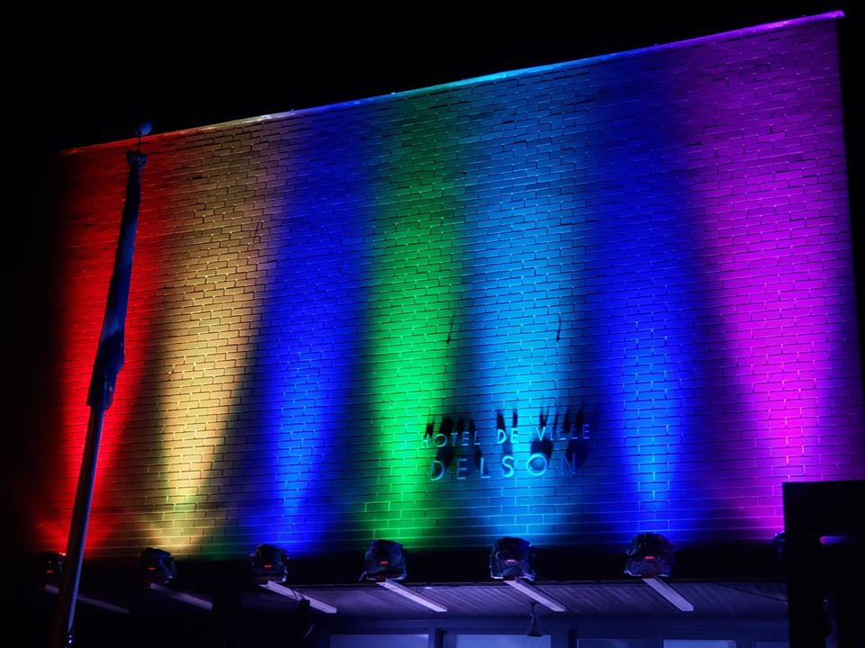 L’hôtel de ville de Delson illuminé aux couleurs de l’arc-en-ciel