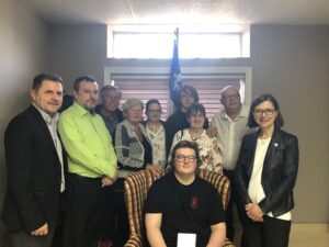 Un Constantin en rémission du cancer reçoit une médaille de l’Assemblée nationale