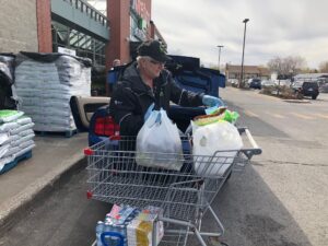 Les conseillers de Saint-Constant ont livré plus d’une centaine d’épiceries