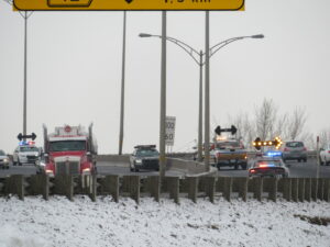 EN VIDÉO – Accident autoroute 15 : une conductrice a heurté un poteau