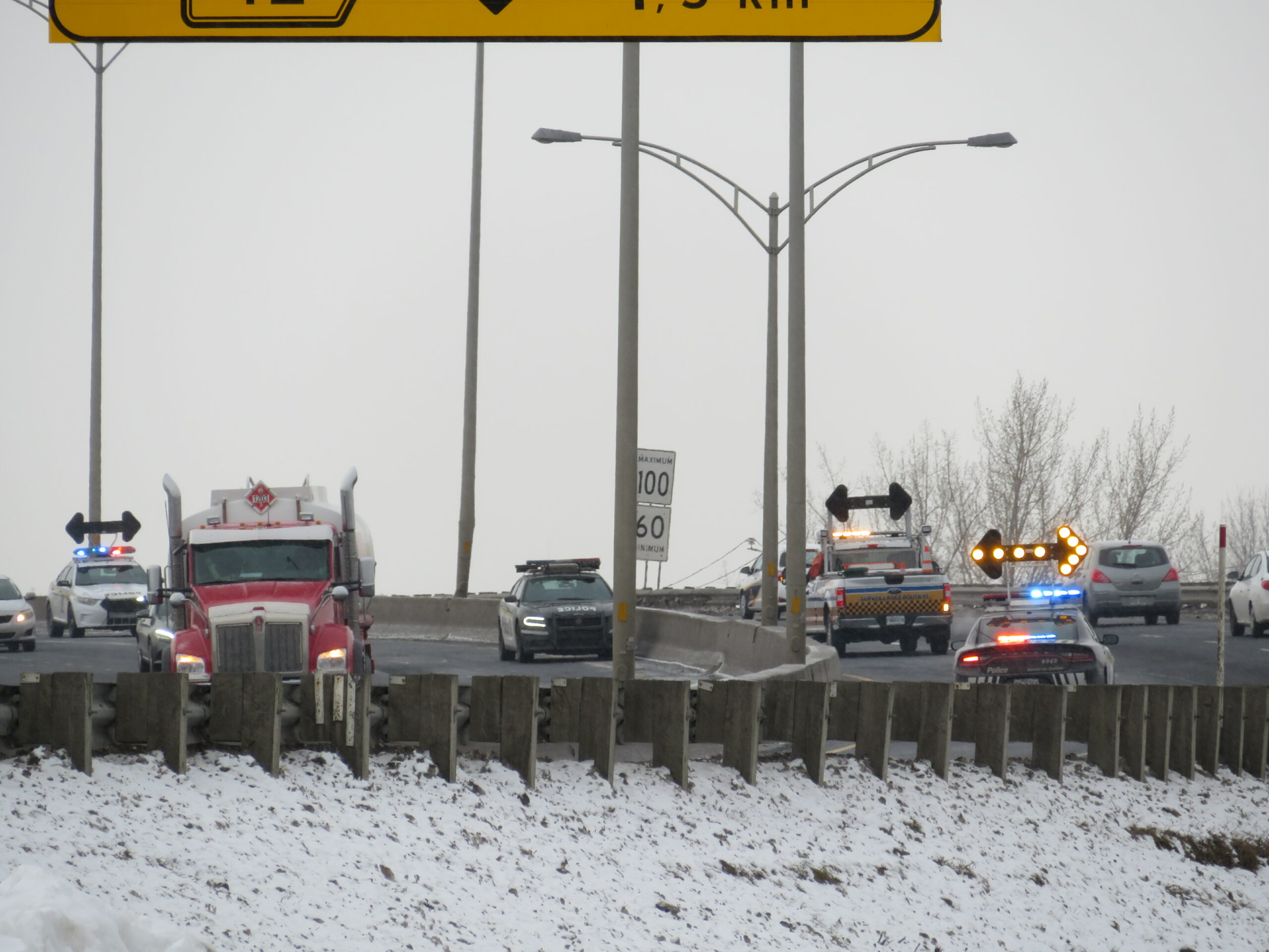EN VIDÉO – Accident autoroute 15 : une conductrice a heurté un poteau