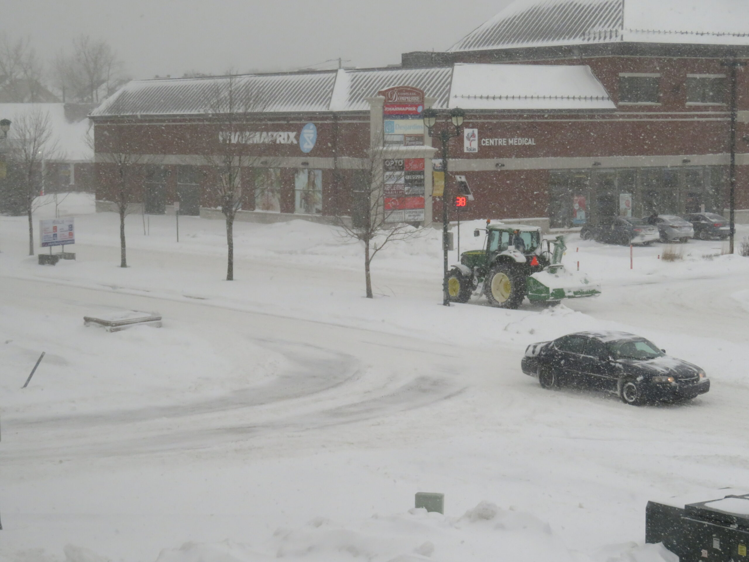 Chaussée couverte et visibilité réduite sur les routes