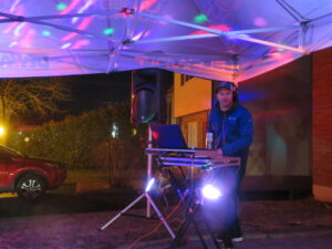 VIDÉO – DJ devant chez lui pour ses voisins et les «anges gardiens»