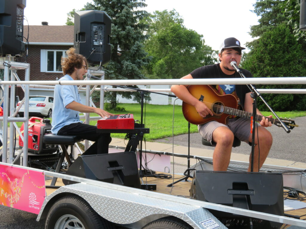 VIDÉO – Émile Bilodeau donne deux concerts dans les rues à La Prairie