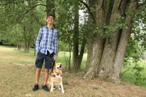 Intimidé parce qu&rsquo;il se promène avec son chien Mira dans un parc