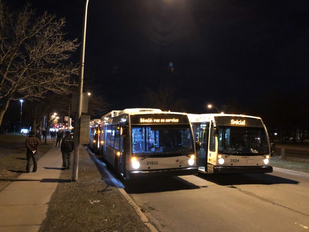 VIDÉO – Hommage aux anges gardiens : une vingtaine d’autobus devant les hôpitaux de Longueuil