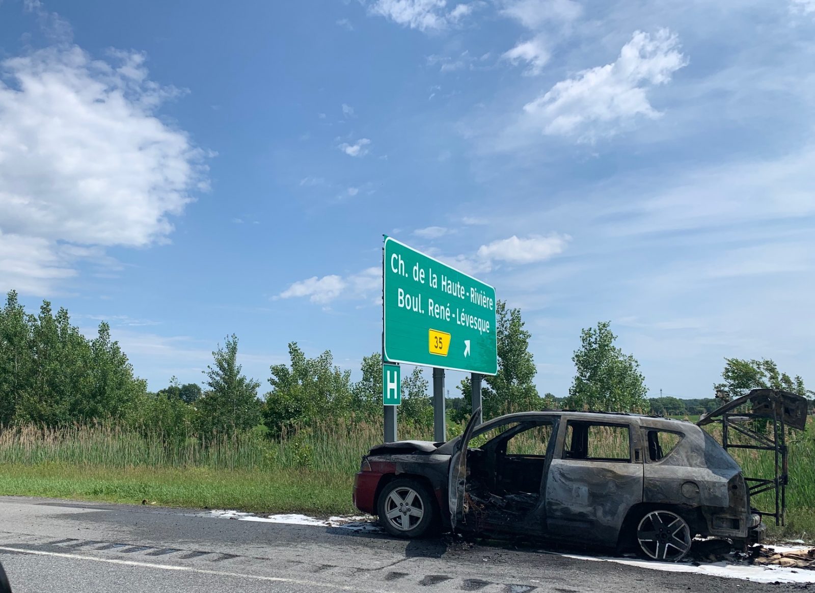 Un véhicule en feu sur l’autoroute 30