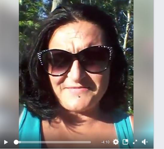 Elle demande au voleur de lui rendre ses précieux souvenirs