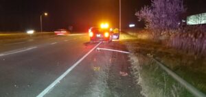 VIDÉOS – Un lampadaire fauché par un chauffard s’effondre sur un véhicule à La Prairie