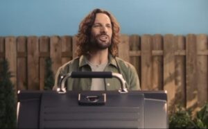 Mathieu Cyr en vedette dans une pub du restaurant Barbies