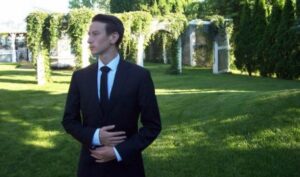 Un étudiant et travailleur essentiel considère la PCU injuste