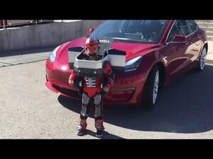 Une famille fan de Tesla réalise un impressionnant costume d&rsquo;Halloween!