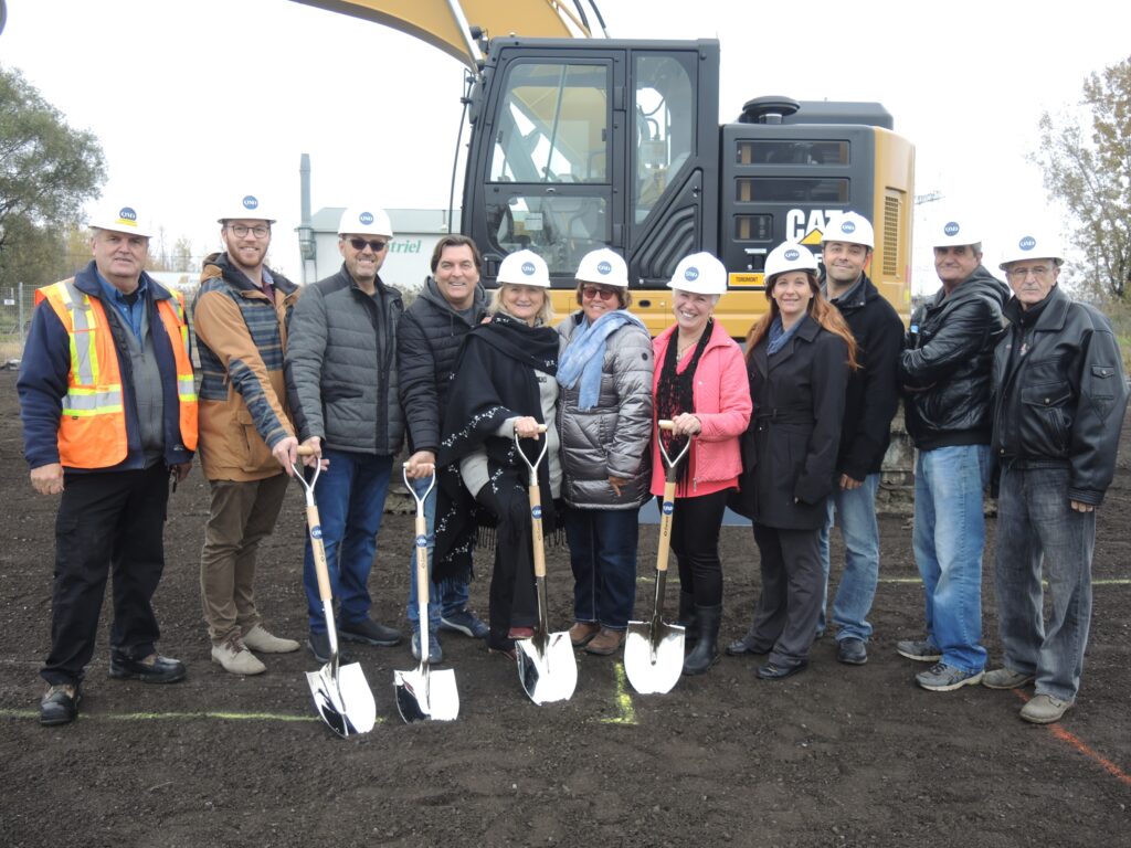 Pelletée de terre pour la construction de nouveaux commerces à Saint-Mathieu