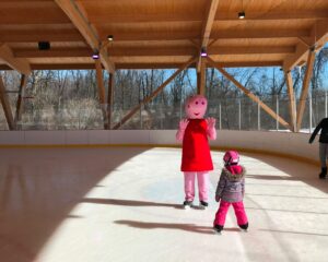 Le personnage Peppa Pig déambule sur des patinoires à Candiac