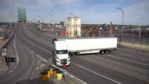 Un camion semi-remorque fait demi-tour sur le pont Jacques-Cartier