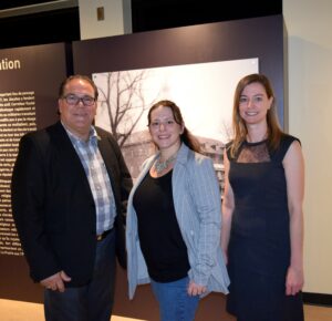 Une auteure écrit un roman devant le public