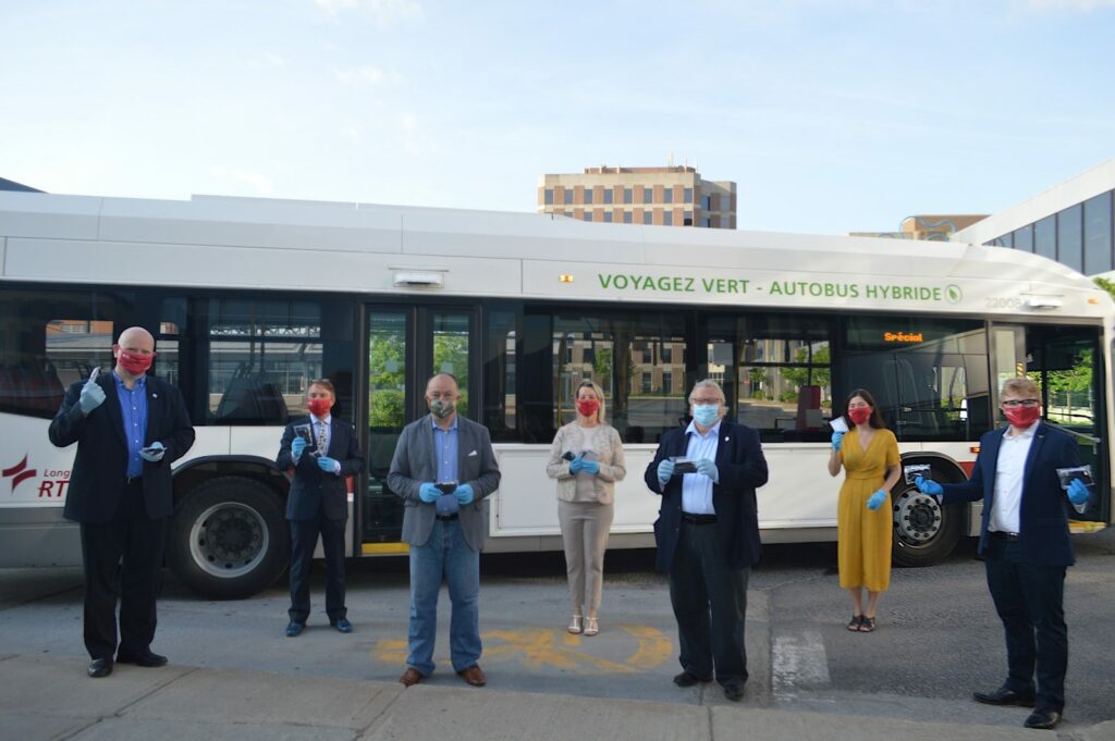 Le député de La Prairie Christian Dubé remet des masques aux usagers du transport en commun