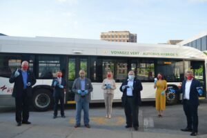 Le député de La Prairie Christian Dubé remet des masques aux usagers du transport en commun