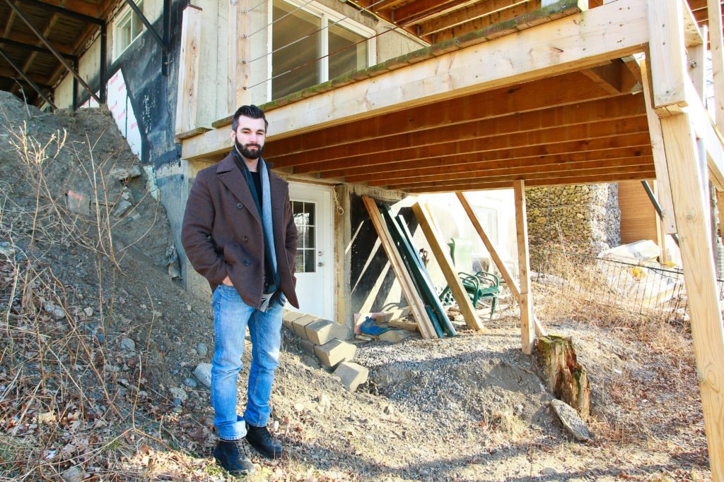 Famille prise avec une maison au bord de l&rsquo;eau inhabitable