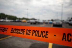 Deux jeunes tirent sur un véhicule avec une carabine à plomb