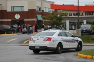 Des policiers surveillent les attroupements à l&rsquo;école de la Magdeleine