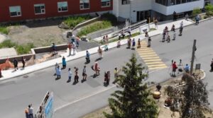 VIDÉO – Un Pow wow intime devant l’hôpital Kateri à Kahnawake