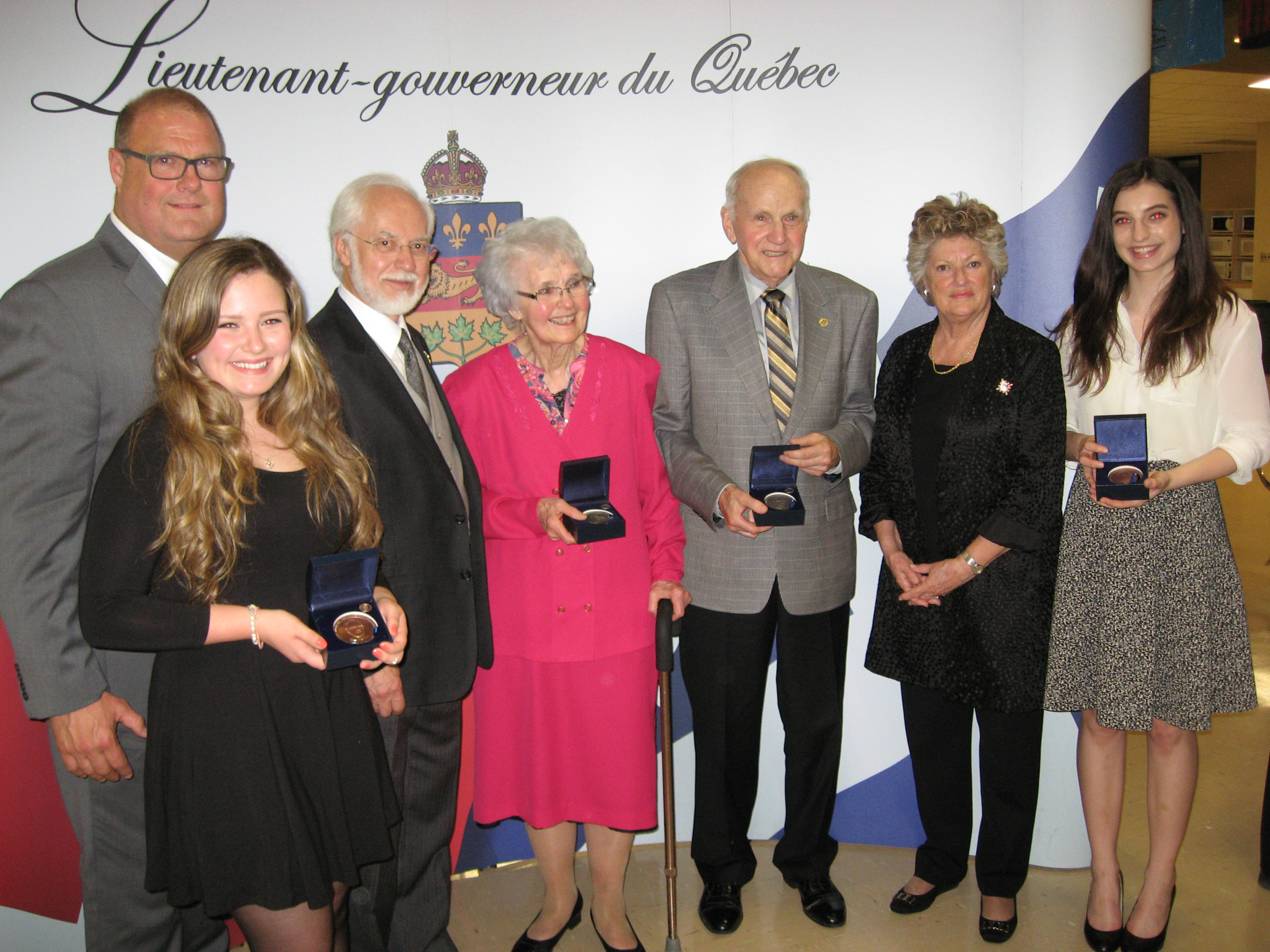 La Médaille du Lieutenant-gouverneur à six bénévoles