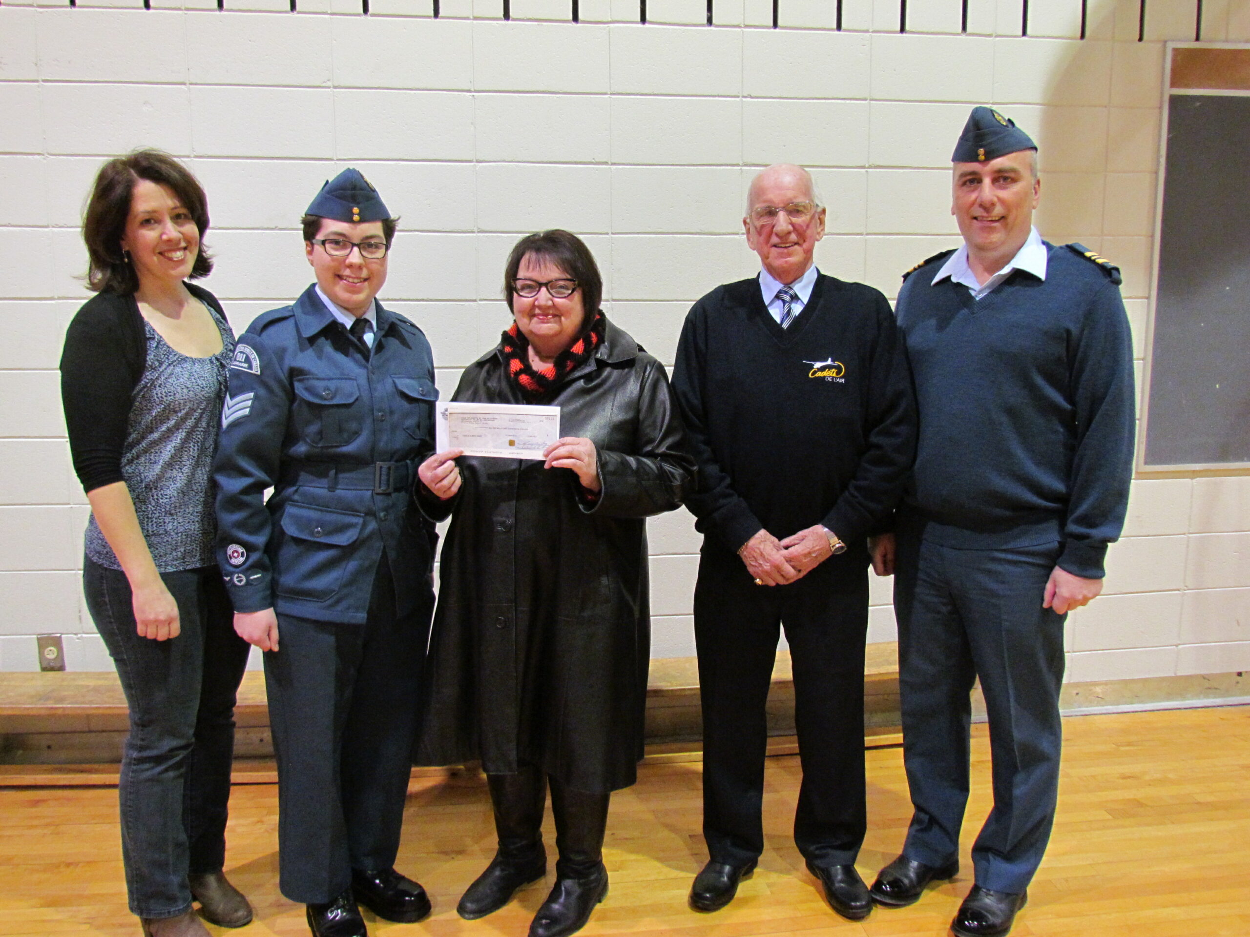 Une cadette vend un billet gagnant