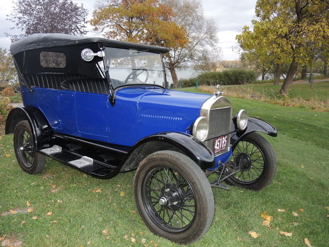 Fière allure au volant de sa belle